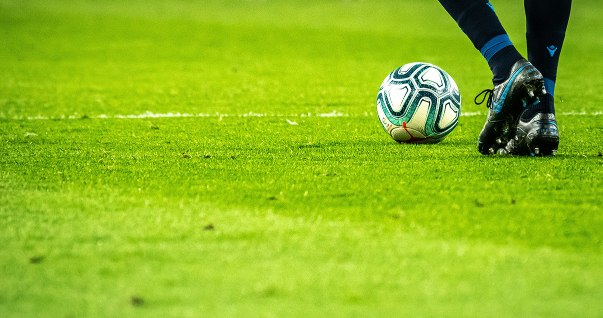 Voetbal op het veld tijdens een training of oefensessie, gericht op spelersontwikkeling.