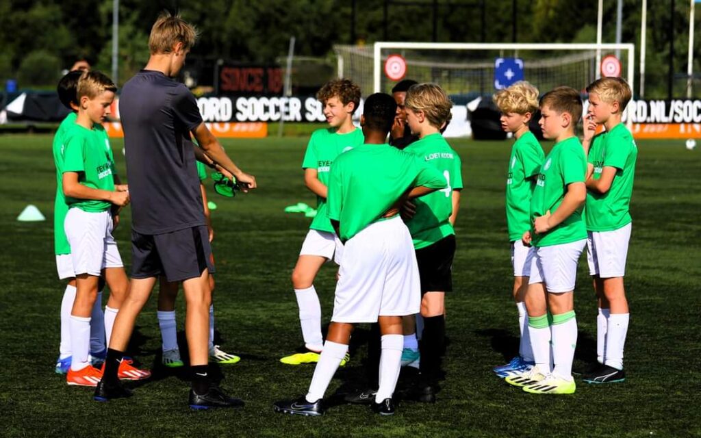 In deze Feyenoord-voetbaltraining leg ik een groep spelers iets uit.