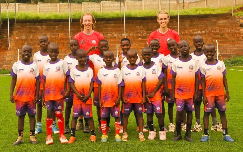 Ik sta samen met Antonie Louter en een spelersgroep van Rays of Grace Academy tijdens een teamfoto.